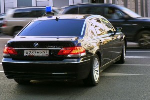 спец машина а327мр97 с мигалкой на встречной полосе
