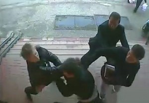 Аронсон с сыном избивают братьев Зориных