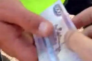 видео инспектор получает взятку